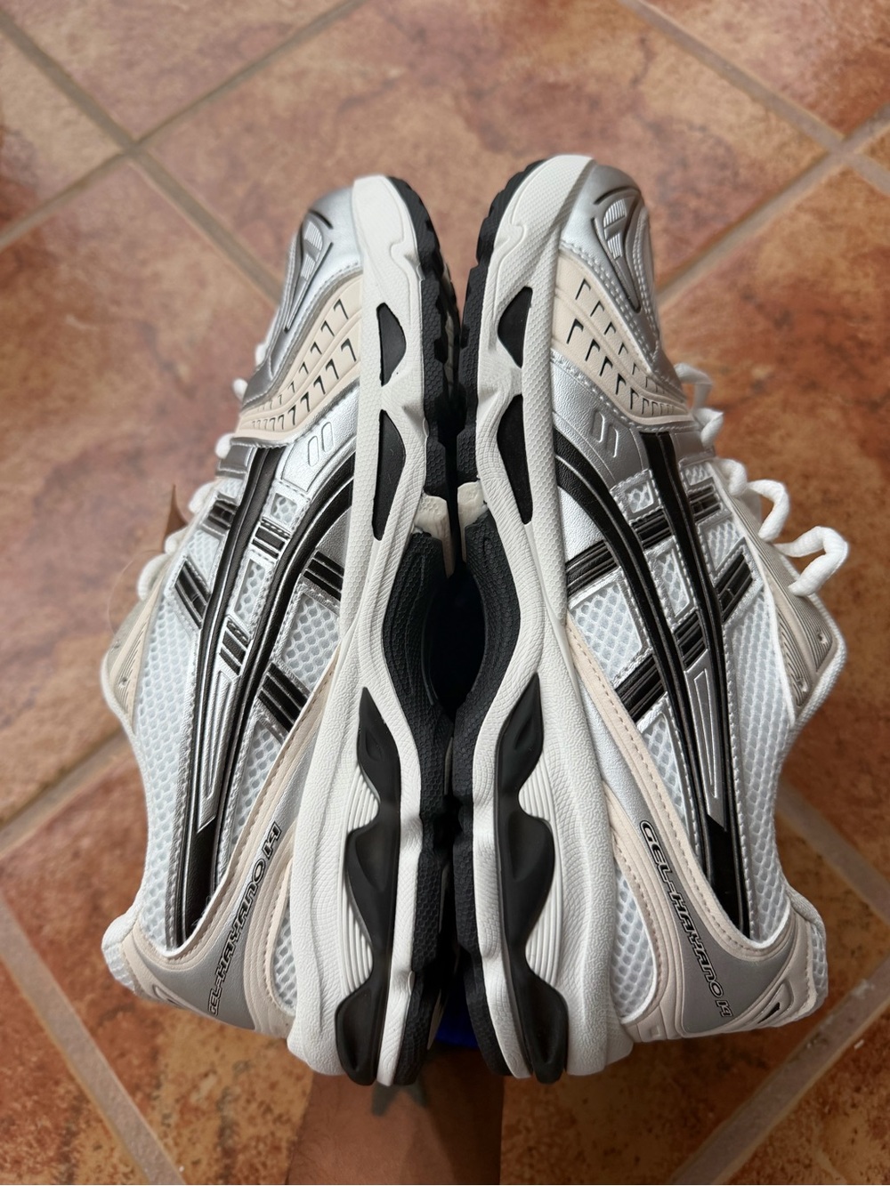 Size 9 Men’s And Women’s 10.5 - Asics Gel Kayano 14 White and Silver Cream - Picture 5 of 7